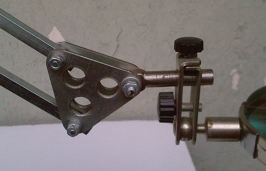 自制用地板木底座的旋转可伸缩放大镜架